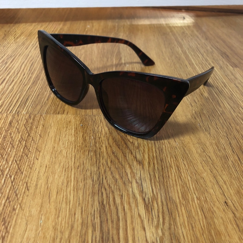 Sunglasses with pointed corners
